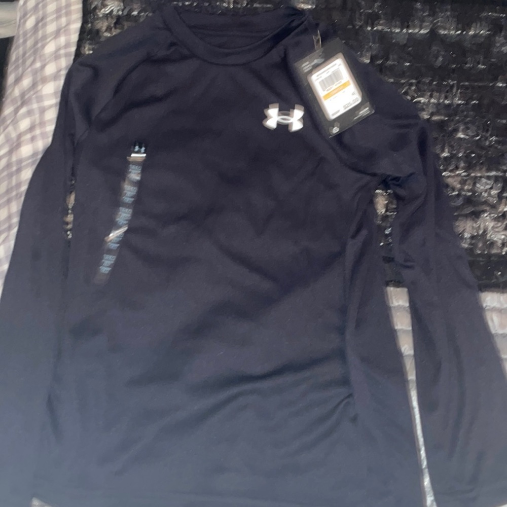 Under Armor Youth Small Black & White Long-sleeved boys shirt